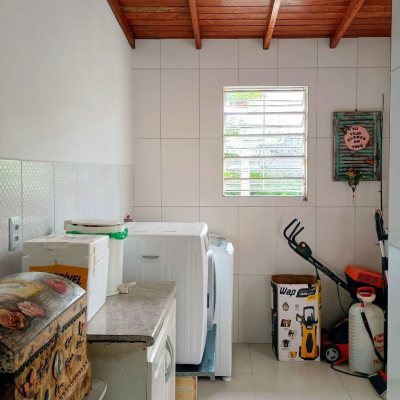 Casa Residencial com 420m², 3 quartos, 3 suítes, 2 garagens, no bairro São João Do Rio Vermelho em Florianópolis