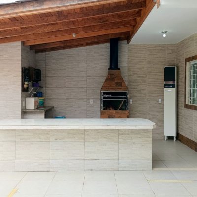 Casa Residencial com 420m², 3 quartos, 3 suítes, 2 garagens, no bairro São João Do Rio Vermelho em Florianópolis