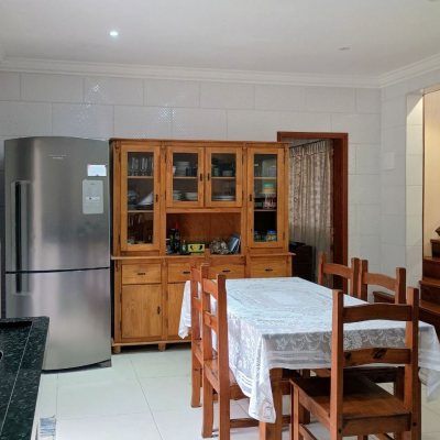 Casa Residencial com 420m², 3 quartos, 3 suítes, 2 garagens, no bairro São João Do Rio Vermelho em Florianópolis