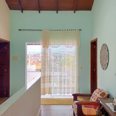 Casa Residencial com 420m², 3 quartos, 3 suítes, 2 garagens, no bairro São João Do Rio Vermelho em Florianópolis