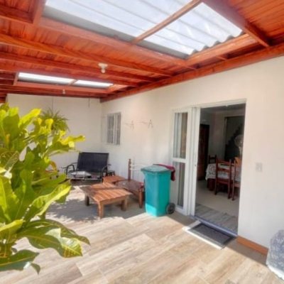 Casa Residencial com 420m², 3 quartos, 3 suítes, 2 garagens, no bairro São João Do Rio Vermelho em Florianópolis