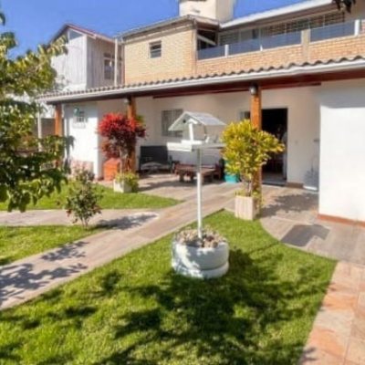 Casa Residencial com 420m², 3 quartos, 3 suítes, 2 garagens, no bairro São João Do Rio Vermelho em Florianópolis