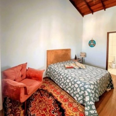 Casa Residencial com 420m², 3 quartos, 3 suítes, 2 garagens, no bairro São João Do Rio Vermelho em Florianópolis