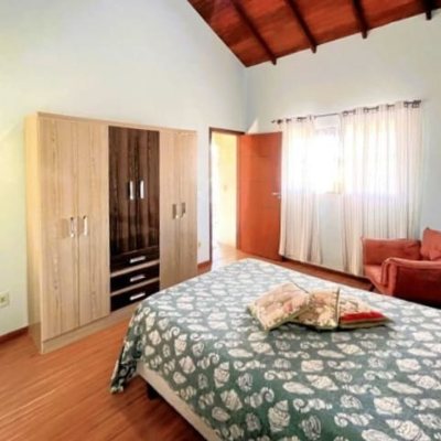 Casa Residencial com 420m², 3 quartos, 3 suítes, 2 garagens, no bairro São João Do Rio Vermelho em Florianópolis