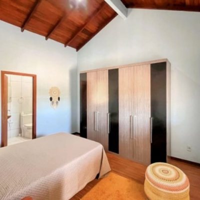 Casa Residencial com 420m², 3 quartos, 3 suítes, 2 garagens, no bairro São João Do Rio Vermelho em Florianópolis