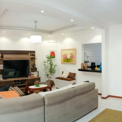 Casa Residencial com 420m², 3 quartos, 3 suítes, 2 garagens, no bairro São João Do Rio Vermelho em Florianópolis