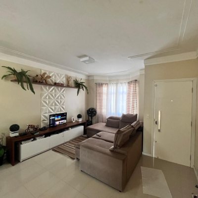 Casa Residencial com 140m², 4 quartos, 1 suíte, 2 garagens, no bairro Pedra Branca em Palhoça