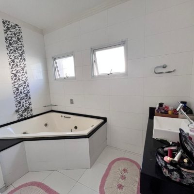 Casa Residencial com 140m², 4 quartos, 1 suíte, 2 garagens, no bairro Pedra Branca em Palhoça