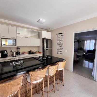 Casa Residencial com 140m², 4 quartos, 1 suíte, 2 garagens, no bairro Pedra Branca em Palhoça