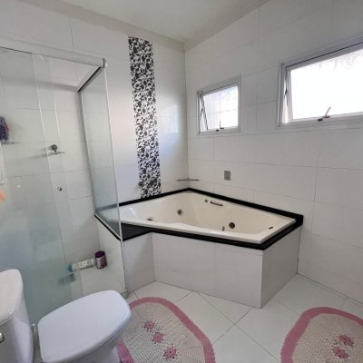 Casa Residencial com 140m², 4 quartos, 1 suíte, 2 garagens, no bairro Pedra Branca em Palhoça