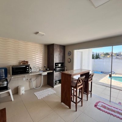 Casa Residencial com 140m², 4 quartos, 1 suíte, 2 garagens, no bairro Pedra Branca em Palhoça