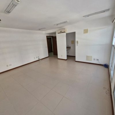 Sala com 31m², 1 garagem, no bairro Centro em Florianópolis