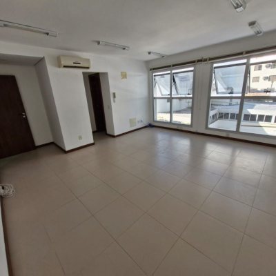 Sala com 31m², 1 garagem, no bairro Centro em Florianópolis