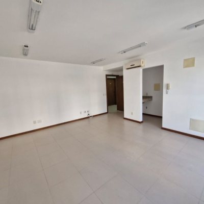 Sala com 31m², 1 garagem, no bairro Centro em Florianópolis