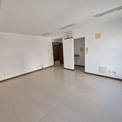 Sala com 31m², 1 garagem, no bairro Centro em Florianópolis