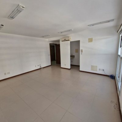 Sala com 31m², 1 garagem, no bairro Centro em Florianópolis