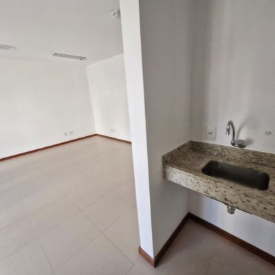 Sala com 31m², 1 garagem, no bairro Centro em Florianópolis