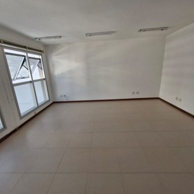 Sala com 31m², 1 garagem, no bairro Centro em Florianópolis