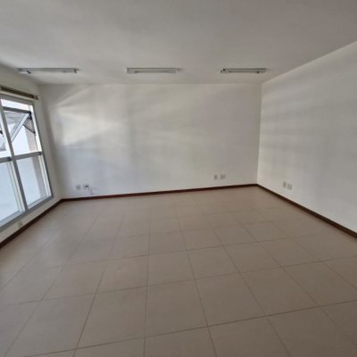 Sala com 31m², 1 garagem, no bairro Centro em Florianópolis