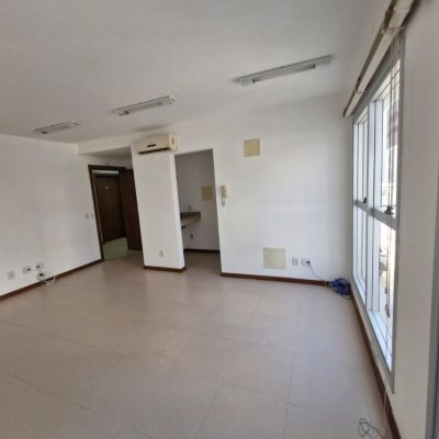 Sala com 31m², 1 garagem, no bairro Centro em Florianópolis