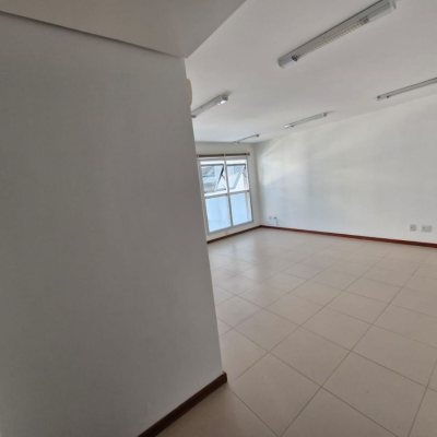 Sala com 31m², 1 garagem, no bairro Centro em Florianópolis