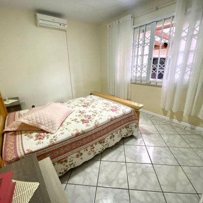 Casa Residencial com 160m², 4 quartos, 1 suíte, 5 garagens, no bairro Ingleses em Florianópolis
