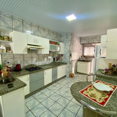 Casa Residencial com 160m², 4 quartos, 1 suíte, 5 garagens, no bairro Ingleses em Florianópolis