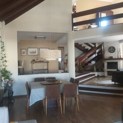 Casa Residencial com 309m², 3 quartos, 3 suítes, 4 garagens, no bairro João Paulo em Florianópolis