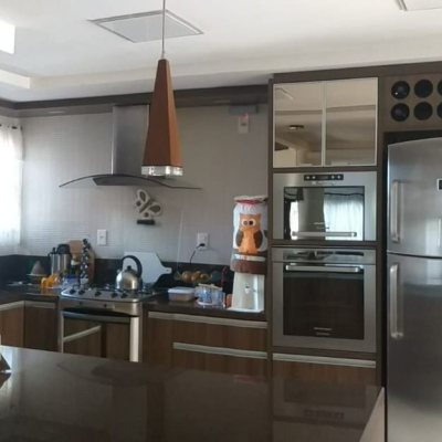 Casa Residencial com 309m², 3 quartos, 3 suítes, 4 garagens, no bairro João Paulo em Florianópolis