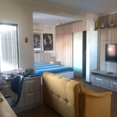 Casa Residencial com 309m², 3 quartos, 3 suítes, 4 garagens, no bairro João Paulo em Florianópolis