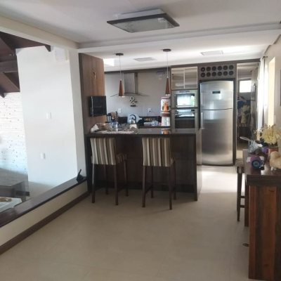 Casa Residencial com 309m², 3 quartos, 3 suítes, 4 garagens, no bairro João Paulo em Florianópolis