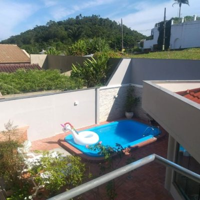 Casa Residencial com 309m², 3 quartos, 3 suítes, 4 garagens, no bairro João Paulo em Florianópolis