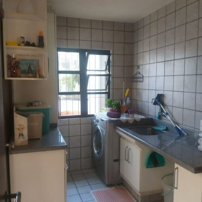 Casa Residencial com 309m², 3 quartos, 3 suítes, 4 garagens, no bairro João Paulo em Florianópolis