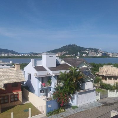 Casa Residencial com 309m², 3 quartos, 3 suítes, 4 garagens, no bairro João Paulo em Florianópolis