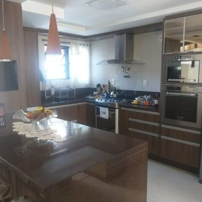 Casa Residencial com 309m², 3 quartos, 3 suítes, 4 garagens, no bairro João Paulo em Florianópolis