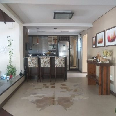 Casa Residencial com 309m², 3 quartos, 3 suítes, 4 garagens, no bairro João Paulo em Florianópolis