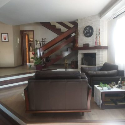 Casa Residencial com 309m², 3 quartos, 3 suítes, 4 garagens, no bairro João Paulo em Florianópolis