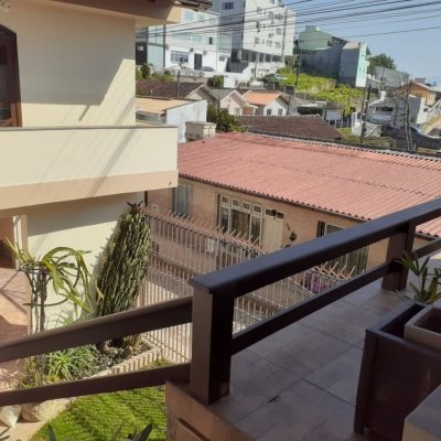 Casa Residencial com 221m², 4 quartos, 2 suítes, 1 garagem, no bairro Estreito em Florianópolis