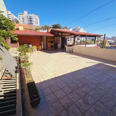Casa Residencial com 221m², 4 quartos, 2 suítes, 1 garagem, no bairro Estreito em Florianópolis