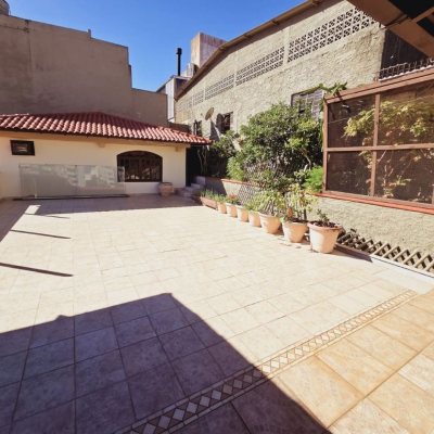 Casa Residencial com 221m², 4 quartos, 2 suítes, 1 garagem, no bairro Estreito em Florianópolis