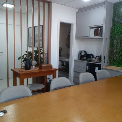 Sala com 32m², no bairro Barreiros em São José