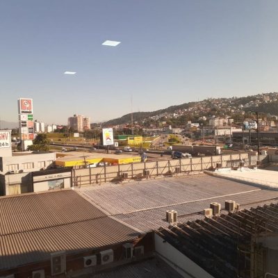 Sala com 32m², no bairro Barreiros em São José