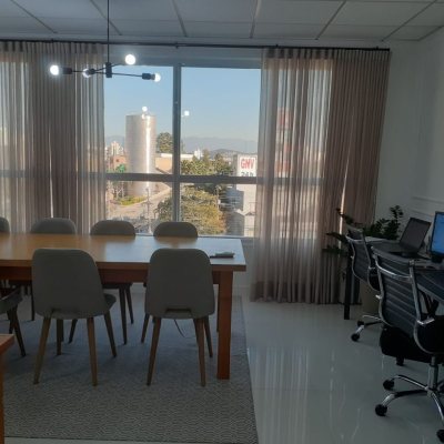 Sala com 32m², no bairro Barreiros em São José