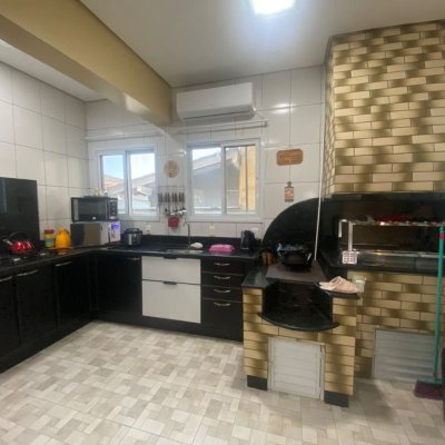 Casa Residencial com 350m², 7 quartos, 1 suíte, 5 garagens, no bairro Passa Vinte em Palhoça