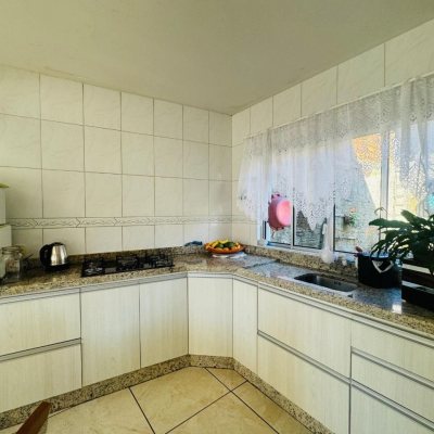 Casa Residencial com 103m², 3 quartos, 1 suíte, 2 garagens, no bairro Rio Tavares em Florianópolis