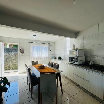 Casa Residencial com 103m², 3 quartos, 1 suíte, 2 garagens, no bairro Rio Tavares em Florianópolis