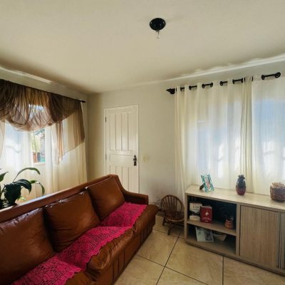 Casa Residencial com 103m², 3 quartos, 1 suíte, 2 garagens, no bairro Rio Tavares em Florianópolis