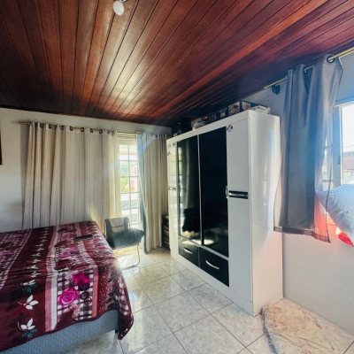 Casa Residencial com 103m², 3 quartos, 1 suíte, 2 garagens, no bairro Rio Tavares em Florianópolis