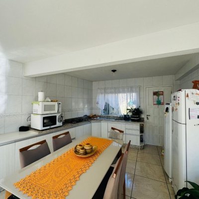 Casa Residencial com 103m², 3 quartos, 1 suíte, 2 garagens, no bairro Rio Tavares em Florianópolis