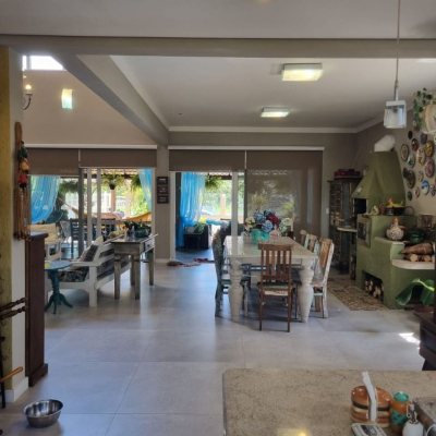 Casa Residencial com 567m², 4 quartos, 2 suítes, 3 garagens, no bairro Ingleses em Florianópolis